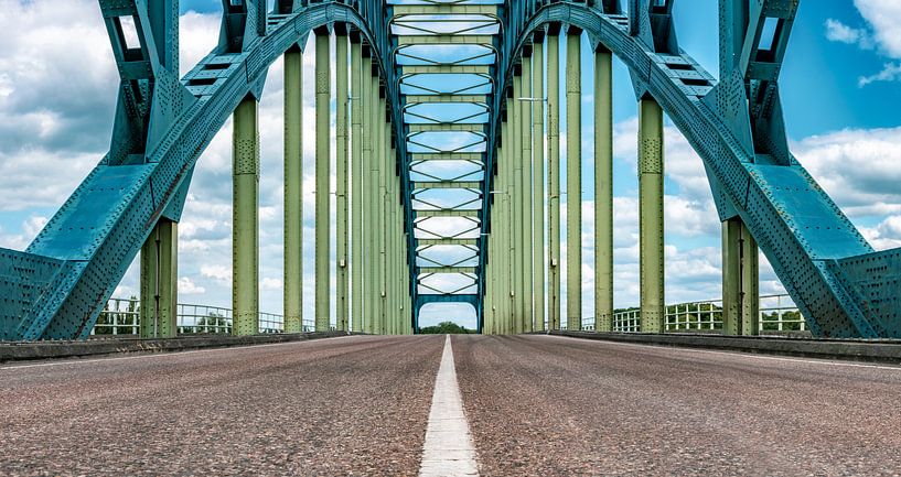 Alte IJsselbrücke über den Fluss IJssel zwischen Zwolle und Hattem. Blick von der Mitte der Straße o von Sjoerd van der Wal Fotografie