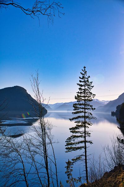 Der See Oppstrynsvatnet in Norwegen in den Morgenstunden. von Martin Köbsch