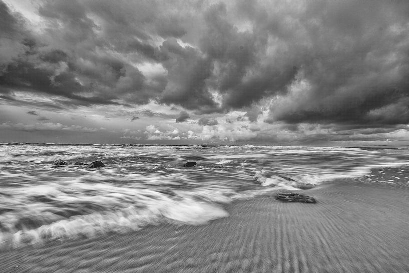 Mer agitée et nuages le long de la côte de Zélande ! par Peter Haastrecht, van