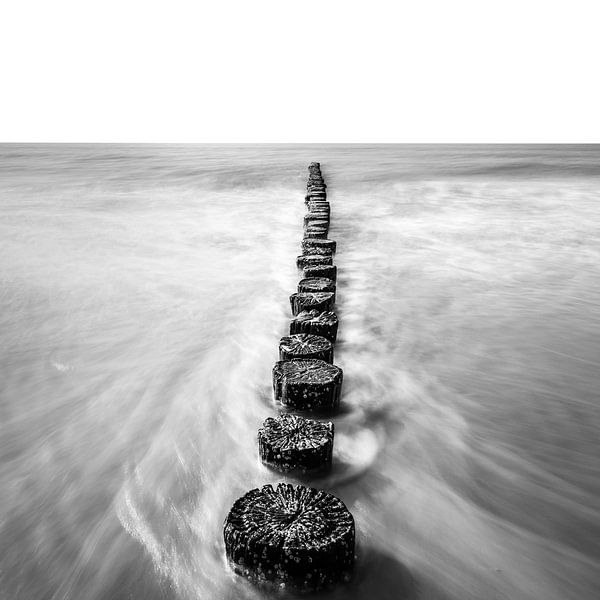 Schwarz-Weiß-Aufnahme von Pfosten mit der Bewegung von Wasser von Silvia Thiel