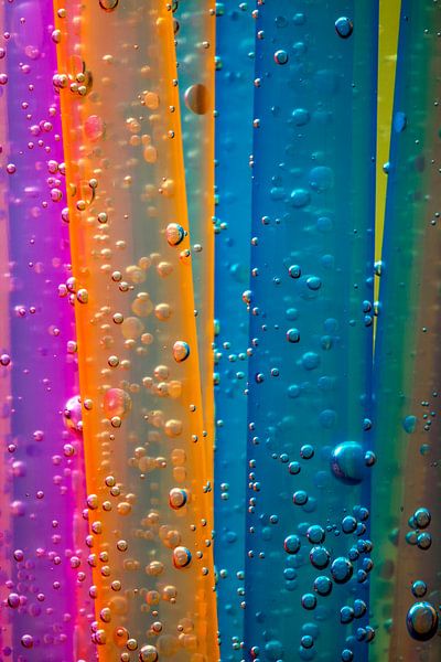 des pailles colorées avec des perles d'eau par Jürgen Wiesler