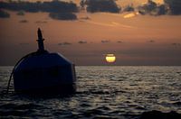 Untergehende Sonne mit Boje