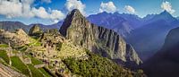 Large panorama de la ville cachée de Machu Picchu, au Pérou