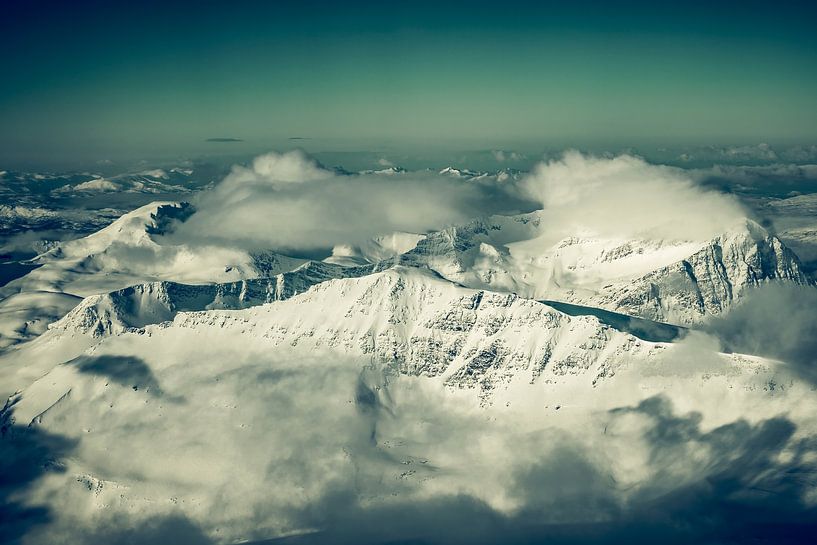 Norwegen im Winter Luftaufnahme mit schneebedeckten Bergen von Sjoerd van der Wal Fotografie