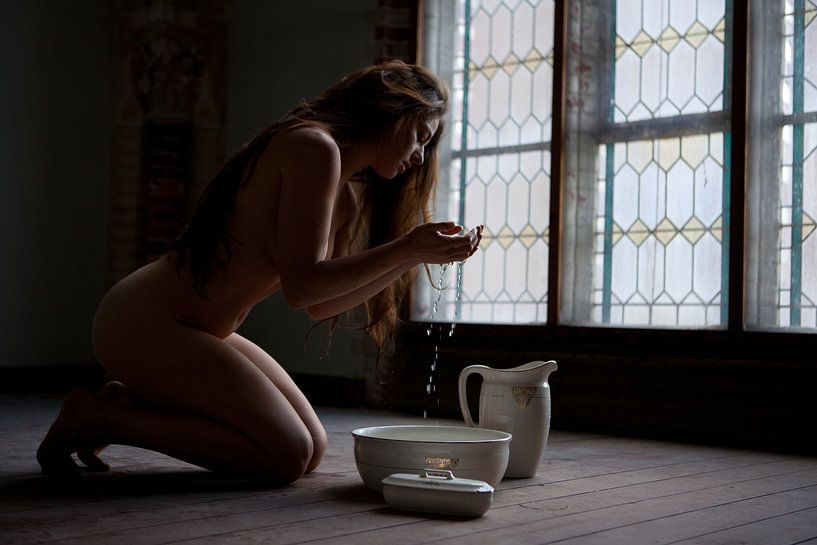 Artistiek naakt in een klooster bij een glas in loodraam von Arjan Groot