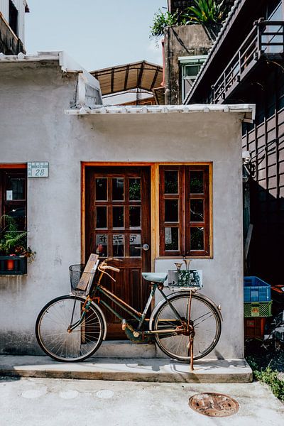 Bicycle with basket in the streets of Tainan, Taiwan by Expeditie Aardbol