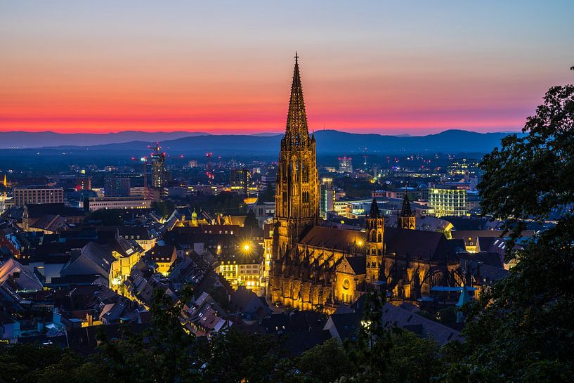 Allemagne, ciel rouge au coucher du soleil et ligne d'horizon illuminée de Freiburg im Breisgau - pa par adventure-photos