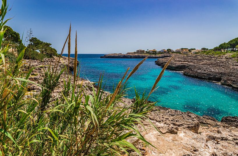 Paysage idyllique de l'île, belle baie en bord de mer à Majorque par Alex Winter