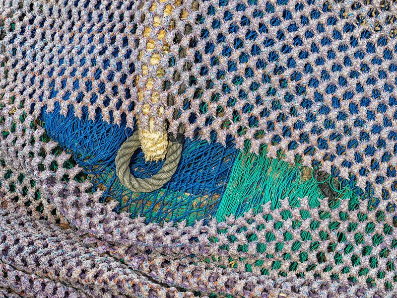 Fischernetz auf einem Kai von Luc V. de Zeeuw