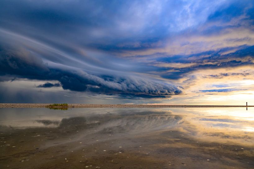Sonnenaufgang am Strand der Insel Texel mit einer herannahenden Gewitterwolke von Sjoerd van der Wal Fotografie