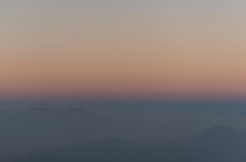 Abstract sunrise with pastel colours by Ellis Peeters