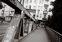 Berlin in Schwarzweiß – Graffiti-Brücke & Altbaufassade