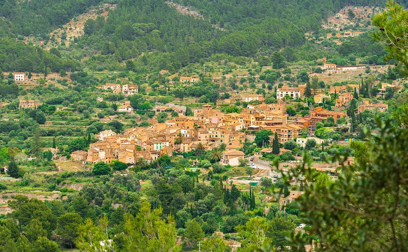 Espagne, vue panoramique du vieux village méditerranéen de Fornalutx par Alex Winter