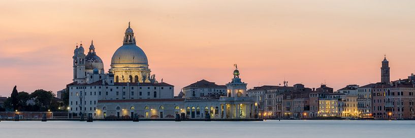  Santa Maria della Salute bei Sonnenuntergang von Teun Ruijters