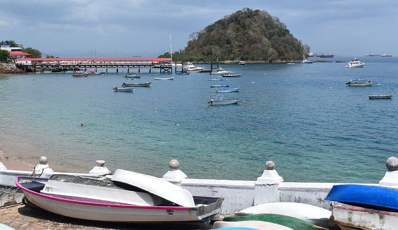 Blick auf den Strand und den Kai von Claude Laprise