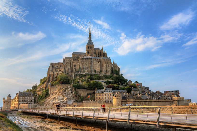 Mont Saint-Michel met blauwe lucht von Dennis van de Water
