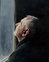 Alter Mann vor einem Fenster