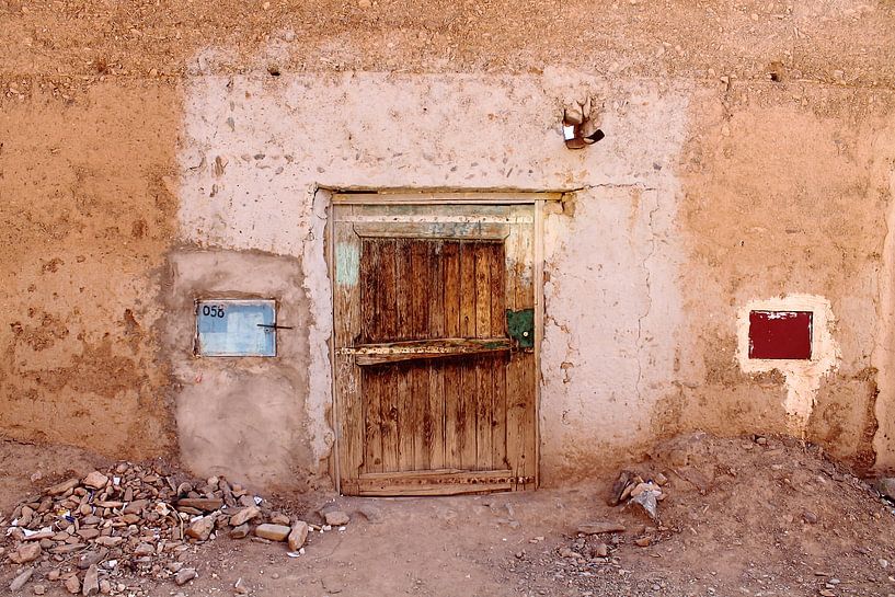 zeer oude hout deur in leem huisje by ahmed bidani