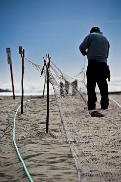 Pêcheur sur la plage par Marieke van der Hoek-Vijfvinkel