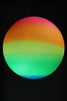 Spielzeugball vor schwarzem Hintergrund