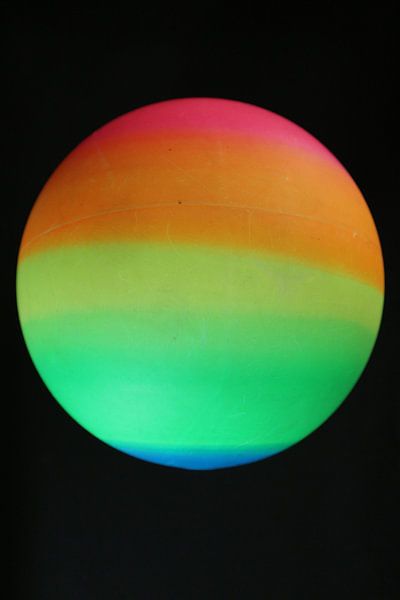 Spielzeugball vor schwarzem Hintergrund von hou2use