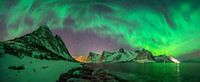 Aurora-Panorama über der Felsenküste von Tugeneset mit dem Kliptinden-Gebirge im Hintergrund, Senja,