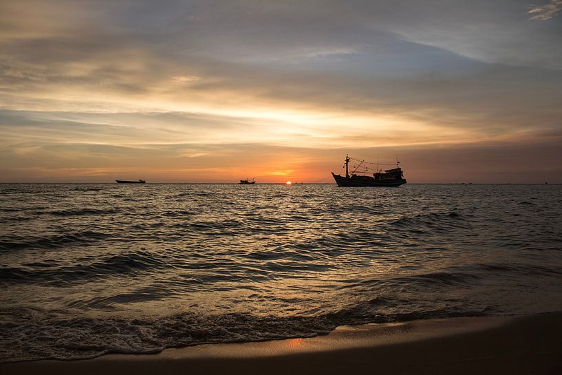 Sunset on the beach in Vietnam by Anne Zwagers