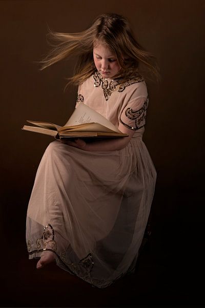 Girl with book by Beeldpracht by Maaike