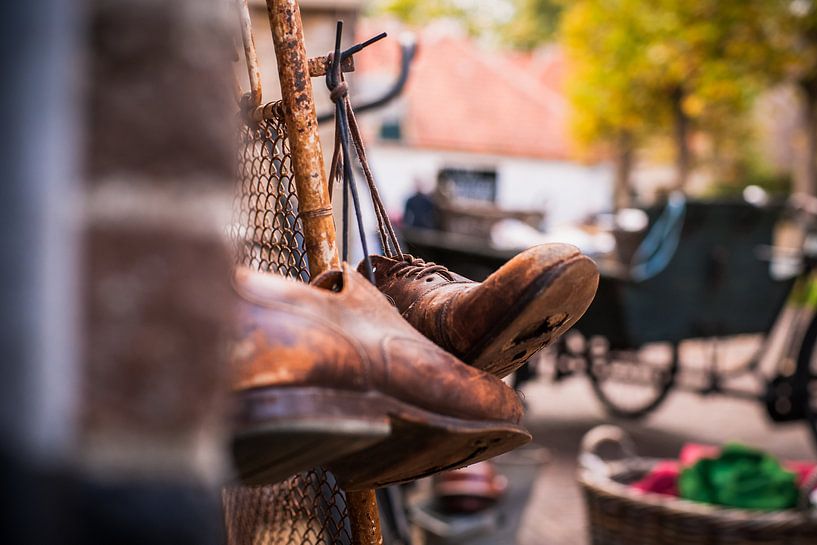 Abgenutzte alte Lederschuhe hingen am Schnürsenkel von Fotografiecor .nl