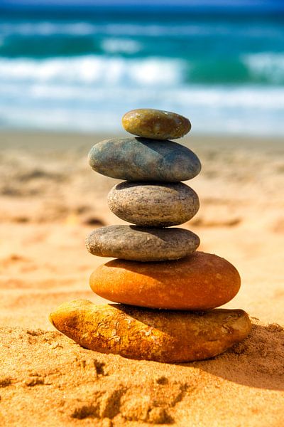 Steinturm am Meer von Kirsten Warner