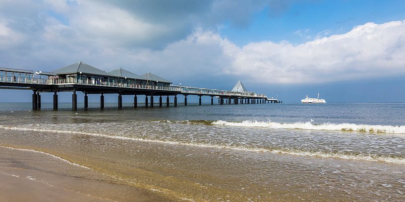 Bateau d'excursion à la jetée de Heringsdorf sur Usedom par Werner Dieterich