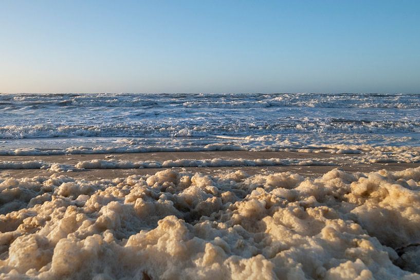 Mer agitée et écume sur une plage de la mer du Nord par Peter Bartelings