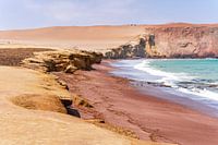 Playa Roja (roter Strand) in Paracas, Peru