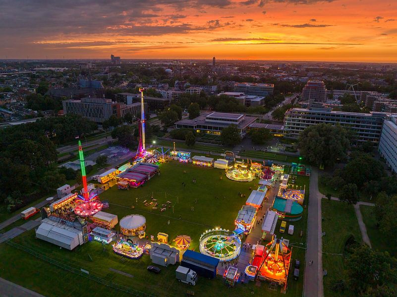 Foire au coucher du soleil avec attractions foraines illuminées par Sjoerd van der Wal Photographie