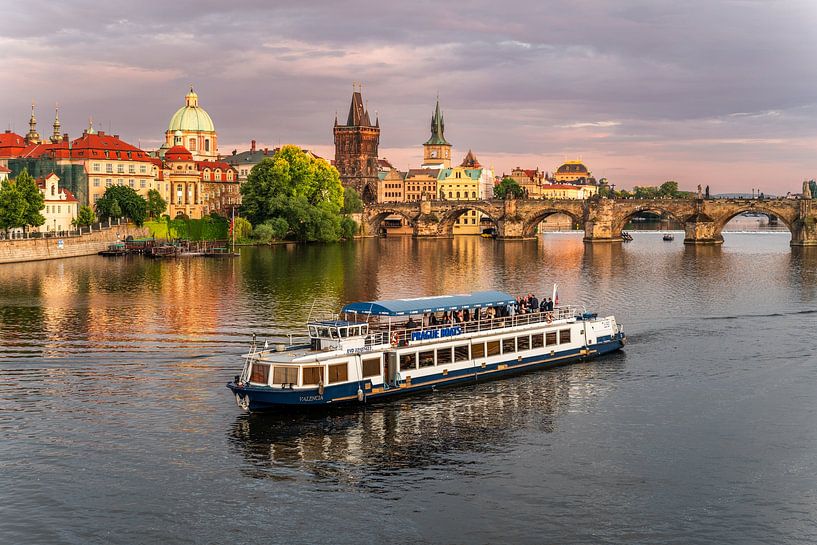 Bateau sur la Vltava devant le pont Charles à Prague (0168) par Reezyard