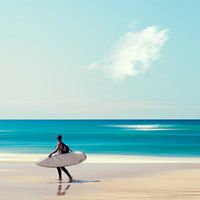 Homme avec planche de surf
