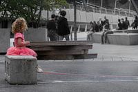 Klein meisje in de grote stad