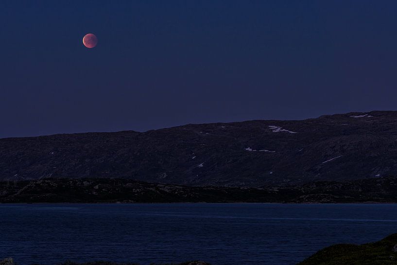 Blutmond über den Bergen von Telemark und Hordaland in Norwegen von Wouter Loeve