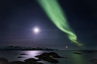 Aurora bei Mondlicht über den Fjorden