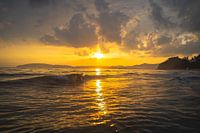 Magnifique coucher de soleil sur la plage d'Aon Nang en Thaïlande.