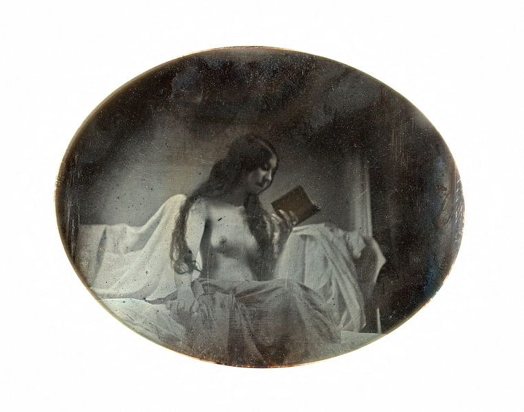 Pinup, junge Frau, die auf dem Bett ein Buch liest, sexy Bild zwischen 1842 und 1846 von Atelier Liesjes