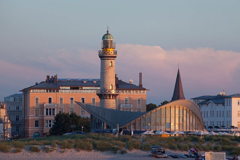 Rostock-Warnemuende : Seepromenade mit Cafe Teepott und alten Leuchtturm und Strand bei Abendd�mmeru von Torsten Krüger