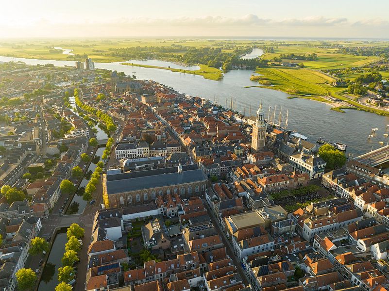 Panorama aérien de Kampen en soirée au printemps par Sjoerd van der Wal Photographie
