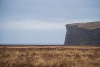 Berg in flacher Landschaft
