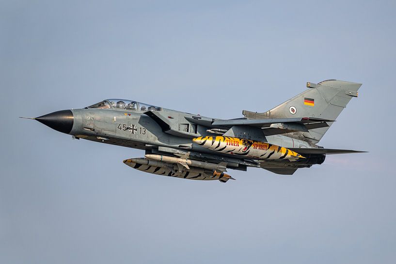 Décollez avec la postcombustion ! Un Tornado allemand de la Panavia décolle de la base aérienne de K par Jaap van den Berg