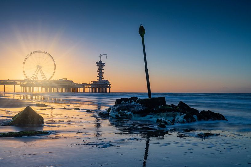 coucher de soleil le long de la côte de Scheveningen par gaps photography