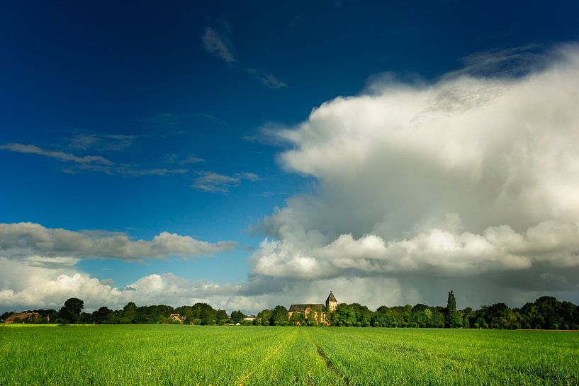 Regenbuien boven Gronings dorp van Bo Scheeringa Photography