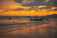 Magnifique coucher de soleil sur la plage d'Aon Nang en Thaïlande.
