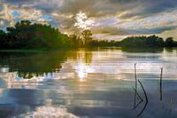 Ein friedlicher Sonnenuntergang über dem Fluss IJssel