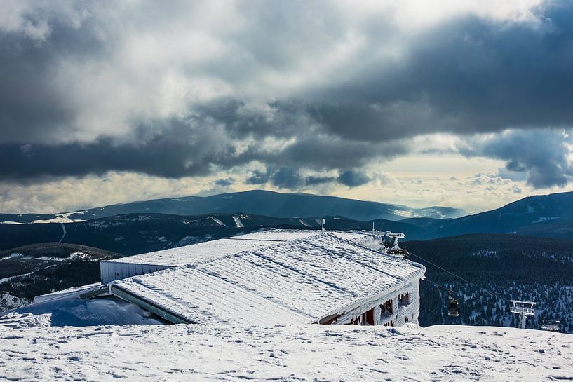 Gebäude auf der Schneekoppe im Riesengebirge in Tschechien par Rico Ködder